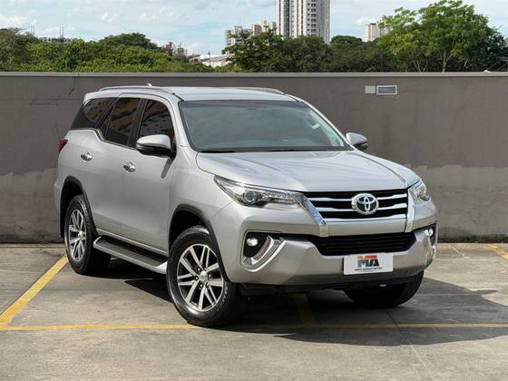 TOYOTA HILUX SW4 2.8 SRX 4X4 7 LUGARES 16V TURBO INTERCOOLER DIESEL 4P AUTOMÁTICO